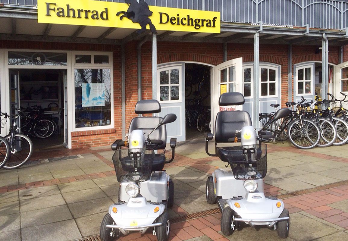 Zwei Scooter vor dem Eingang des Fahrradverleihs Deichgraf auf Föhr