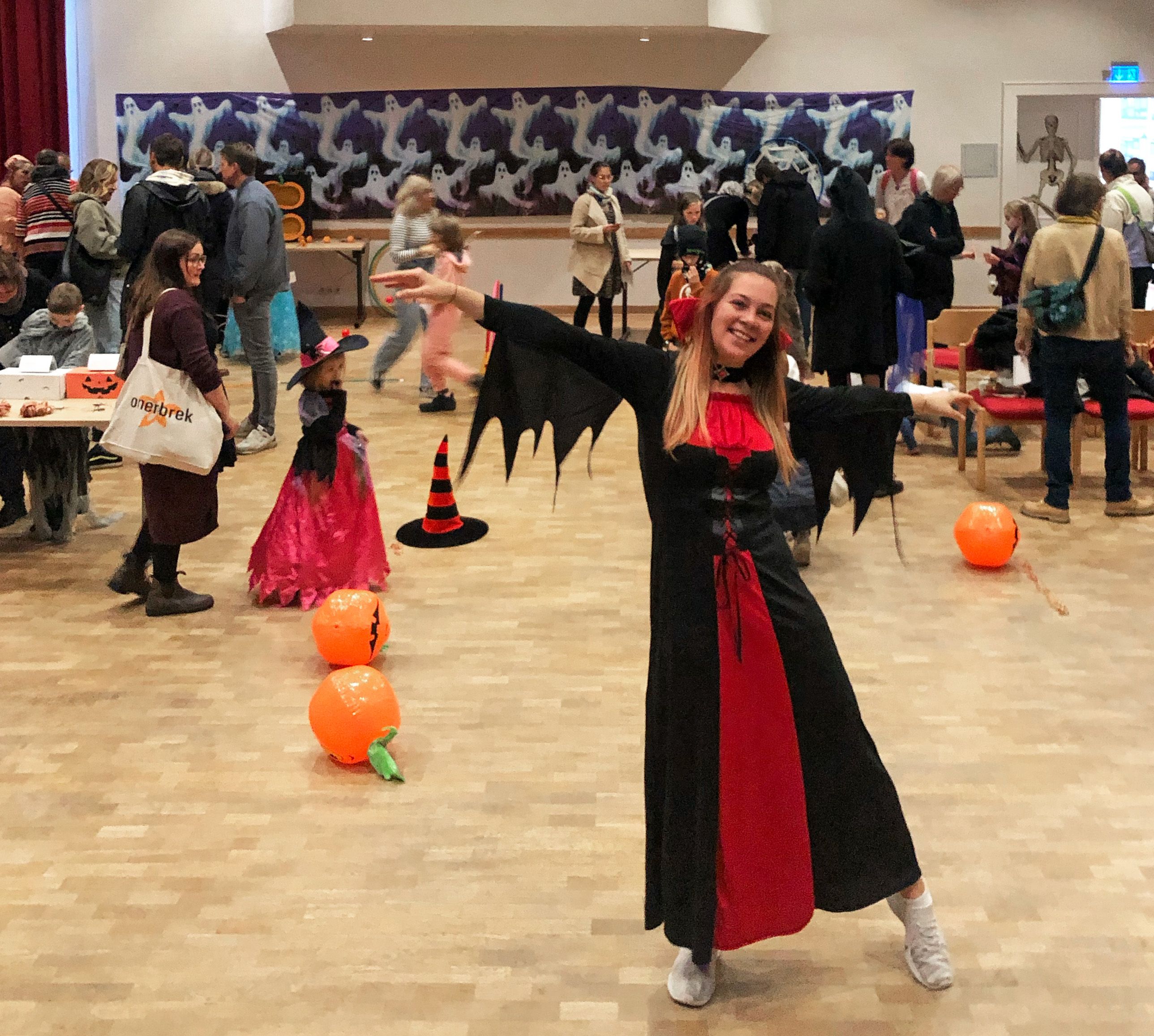 Eine Person in einem Hexenkostüm auf einer Halloween-Party