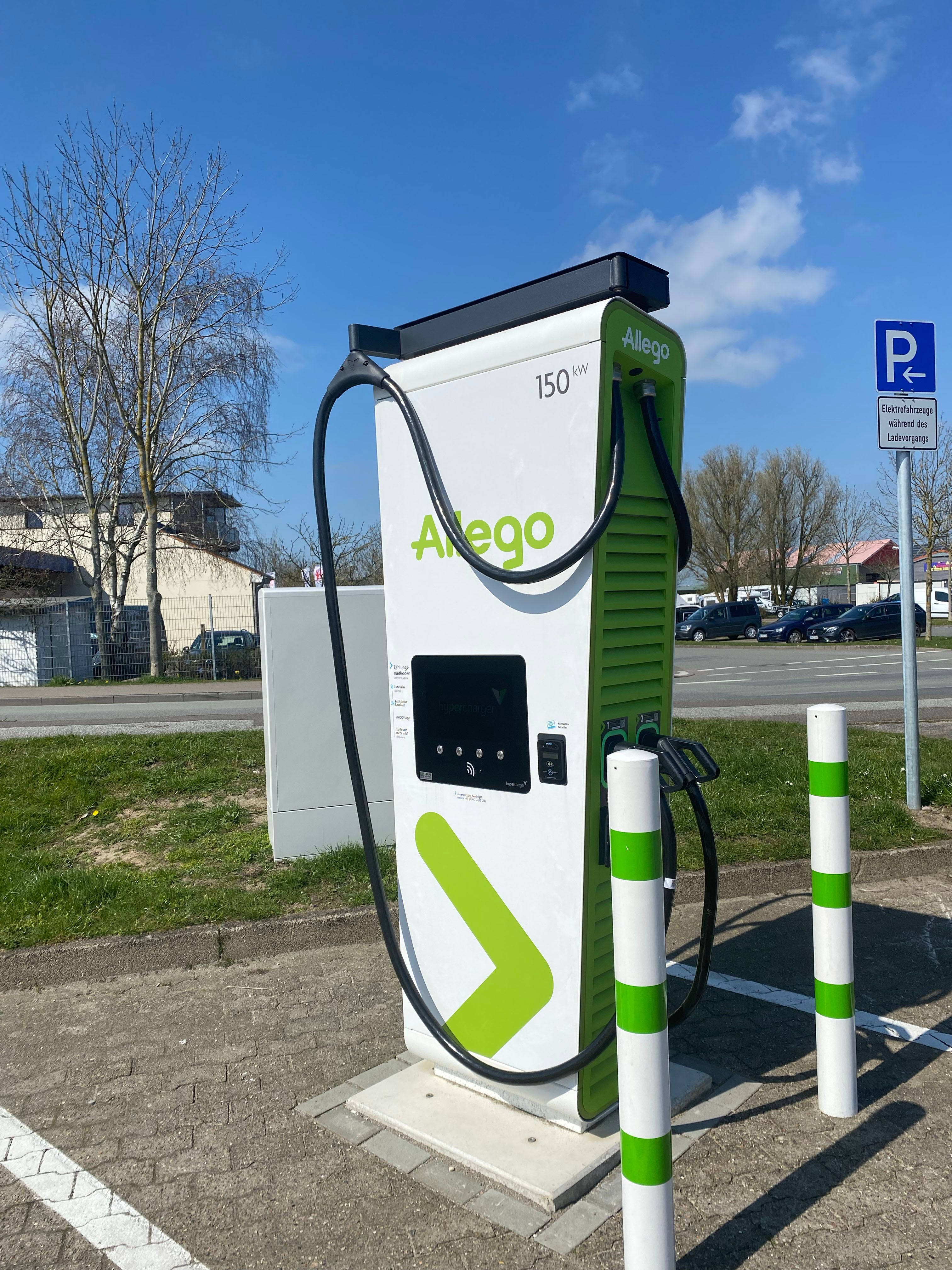 E-Ladesäule auf dem Parkplatz vom Rewe-Markt