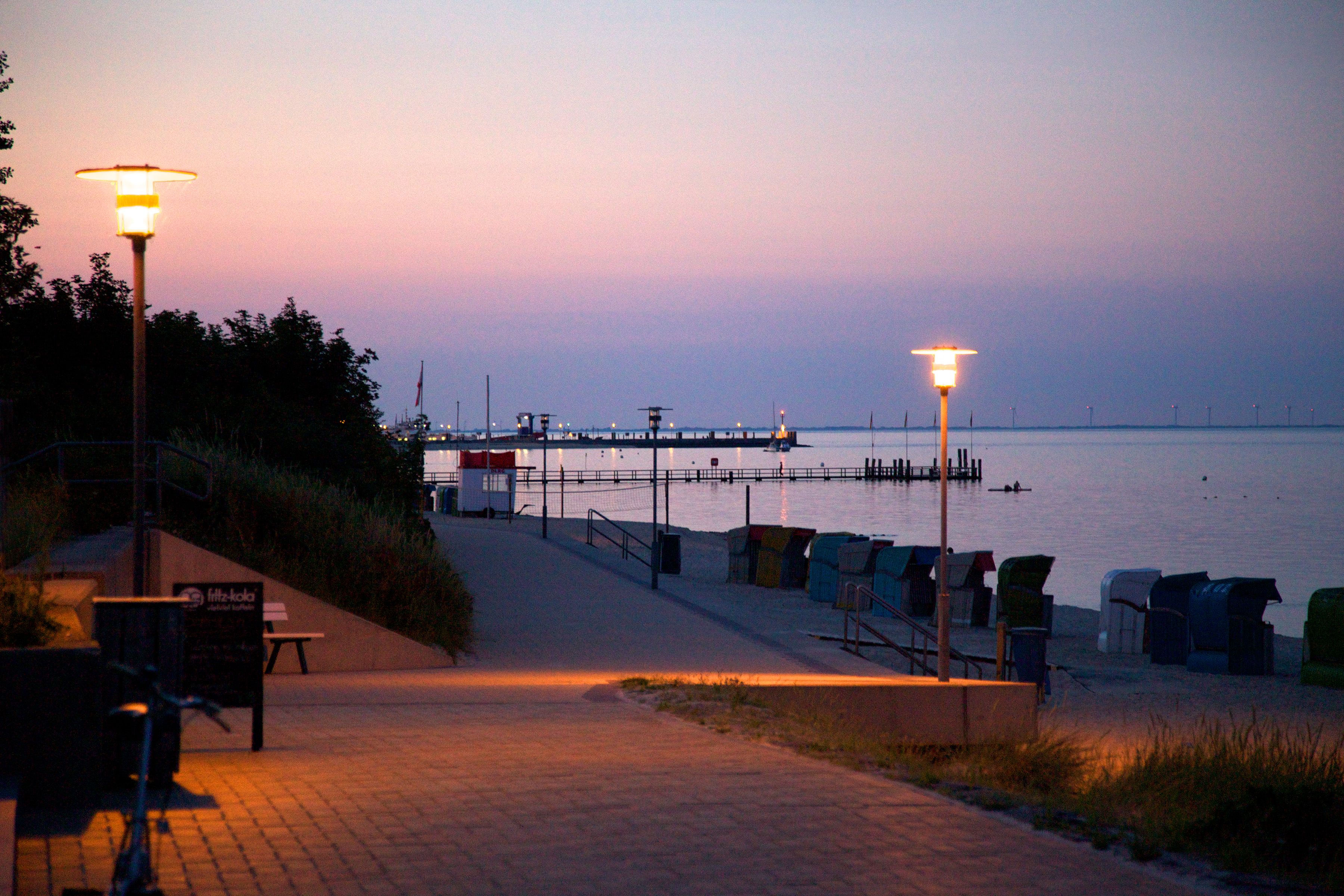 Die Wyker Strandpromenade am Abend.