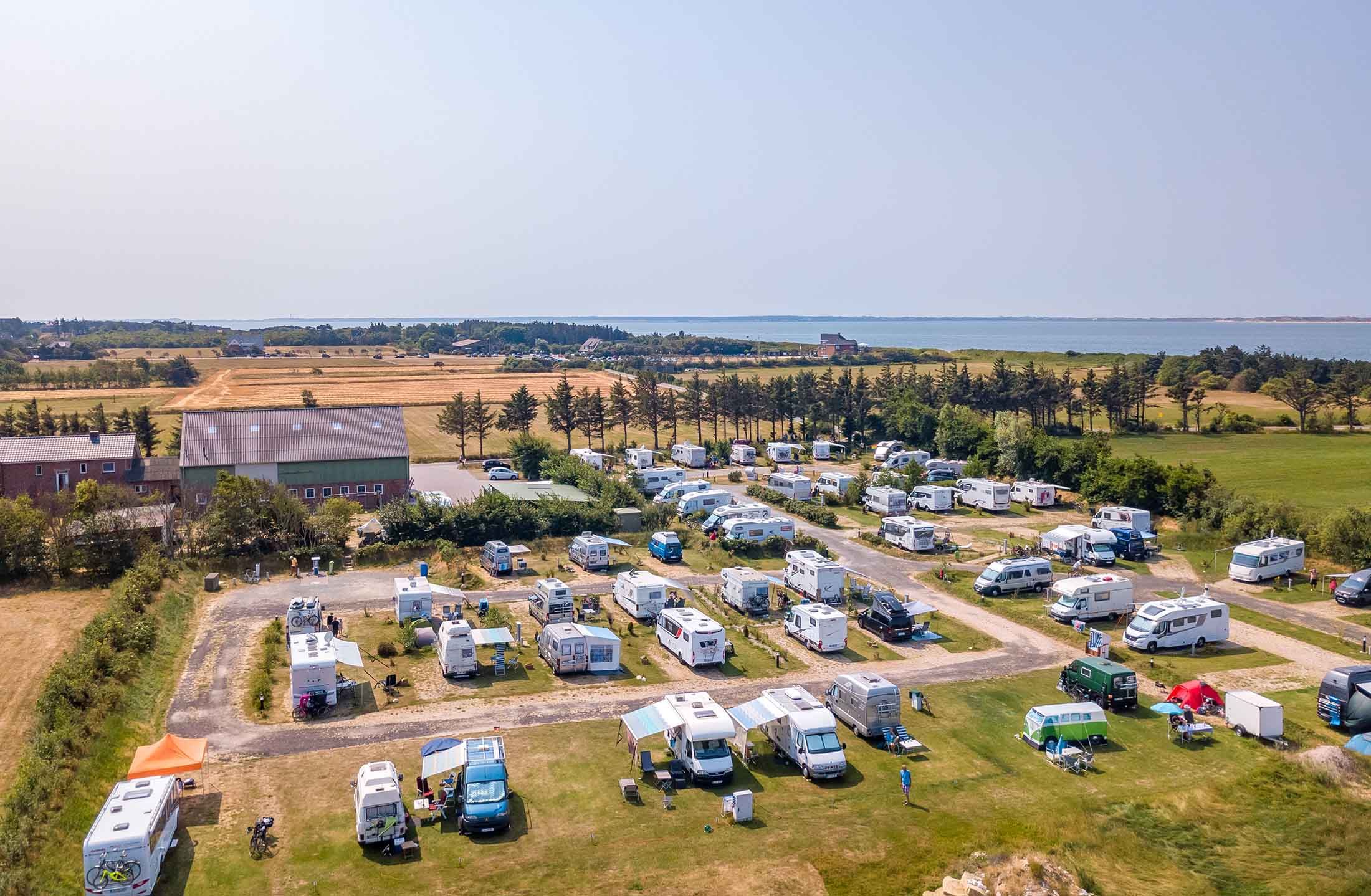 Luftaufnahme Utersumer Wohnmobilstellplatz mit Nordsee im Hintergrund