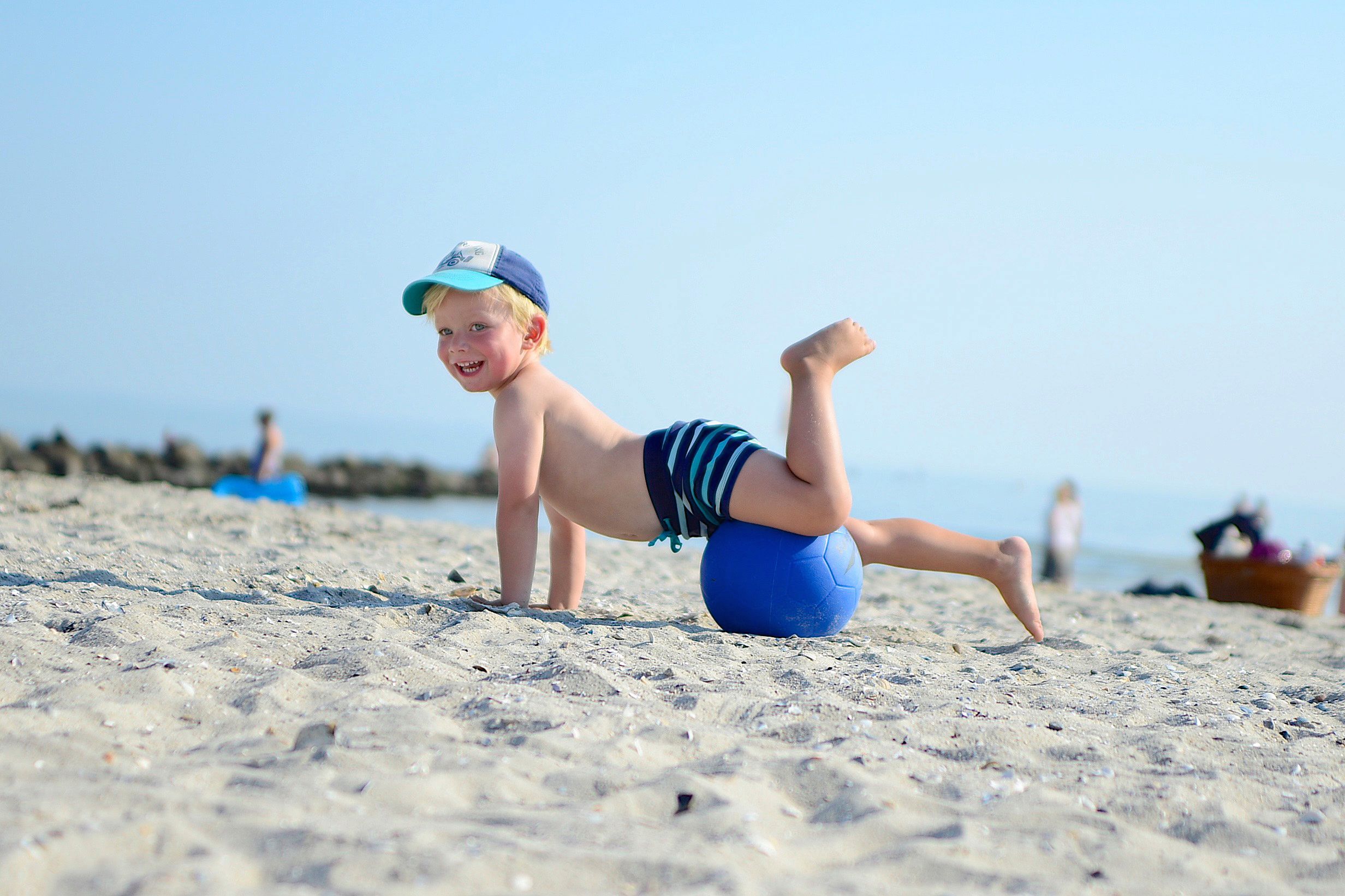 Kind am Strand mit einem Ball