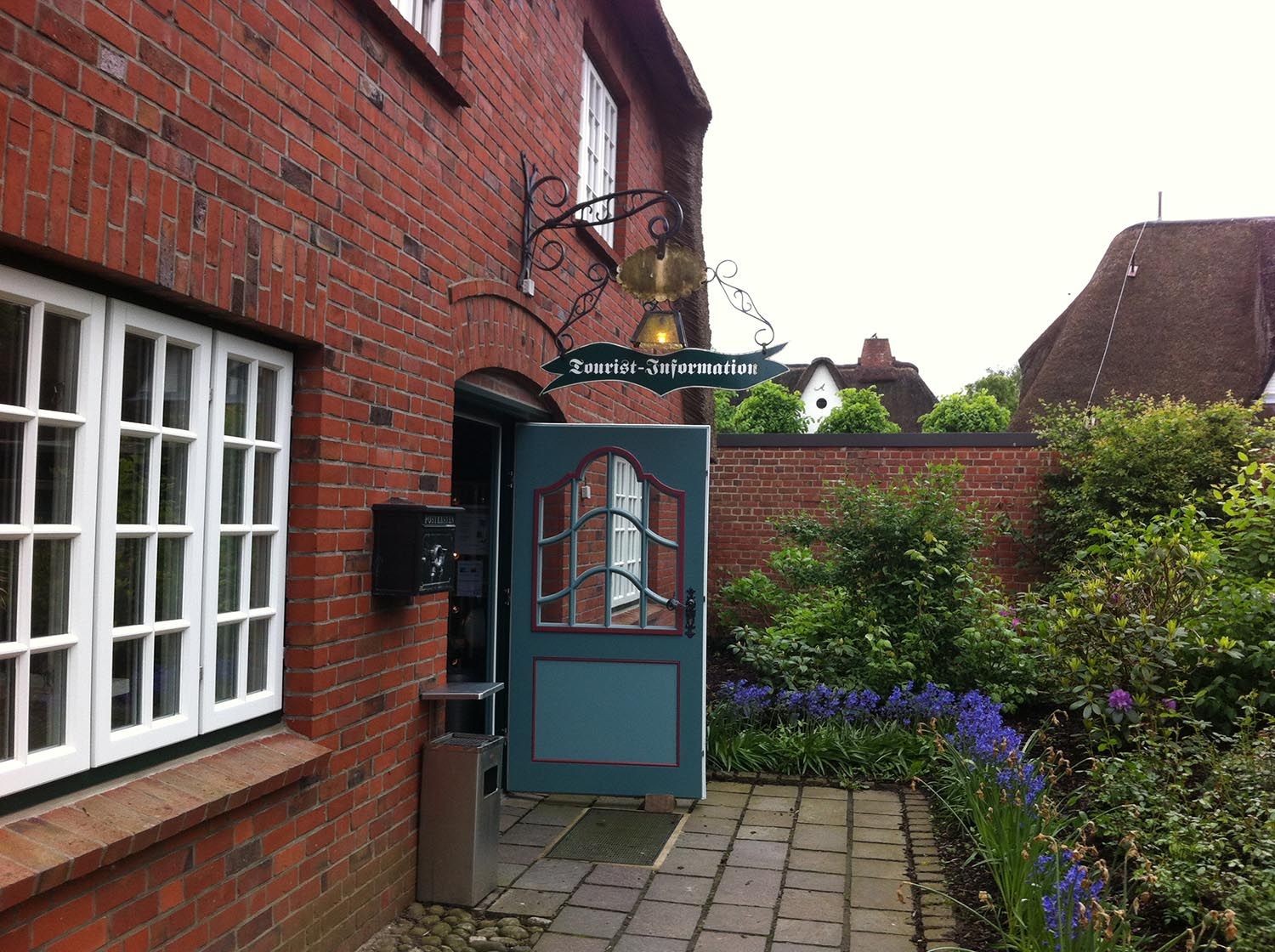 Blick auf den Eingang zur Tourist-Information in Nieblum auf Föhr