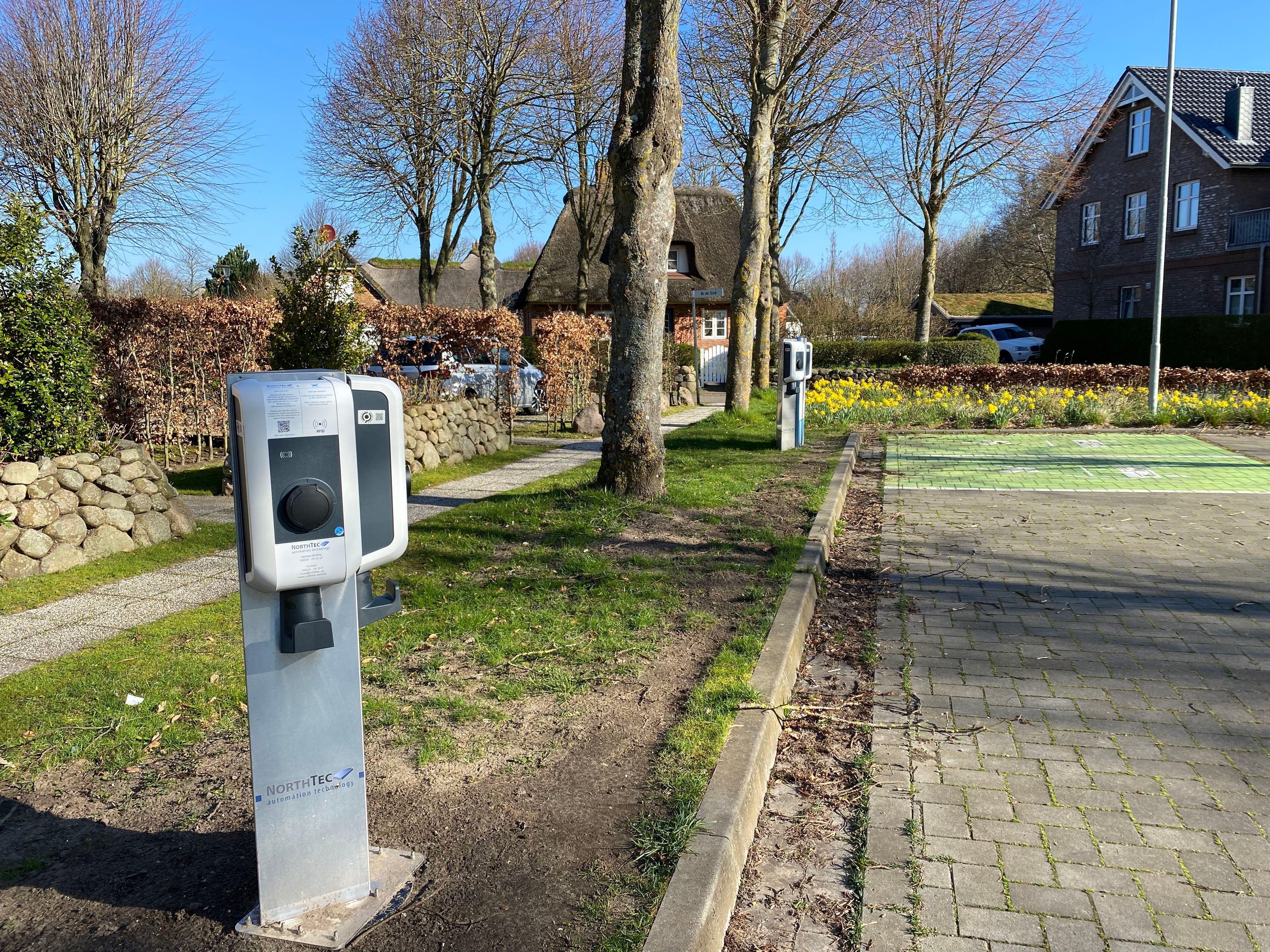 E-Ladesäule auf dem Parkplatz neben dem Haus des Gastes in Nieblum