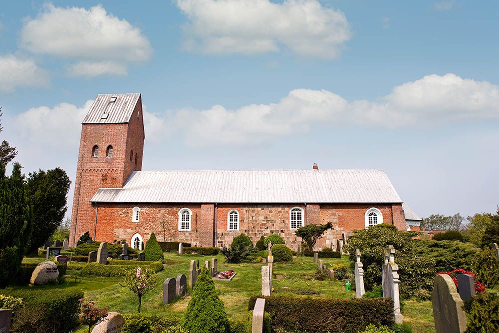 Blick auf Kirche und Friedhof St. Laurentii in Süderende auf Föhr